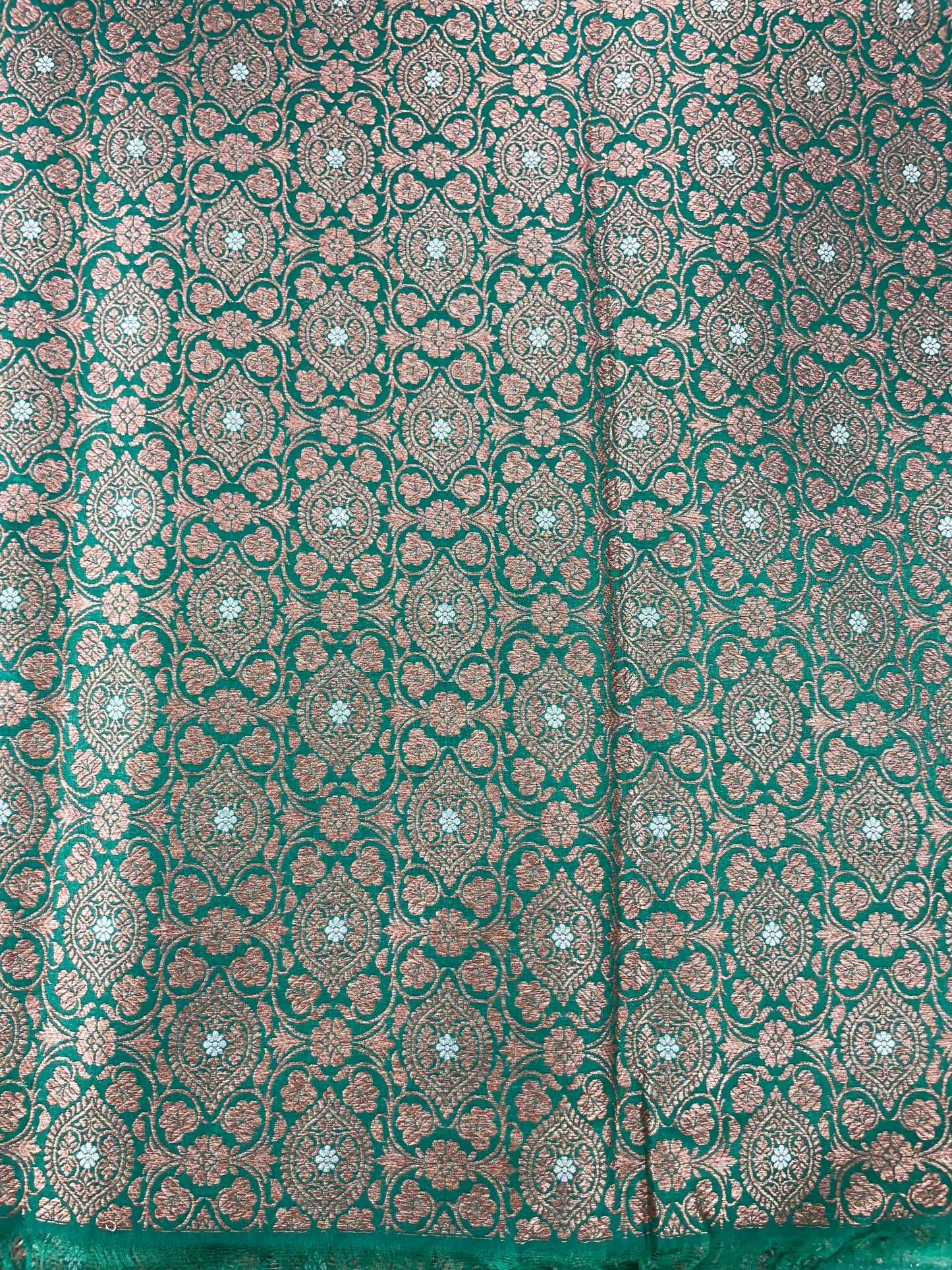 Excellent Elegant Marvelous Floral Zari Weaving On Pure Banarasi Kimkhwab Fabric