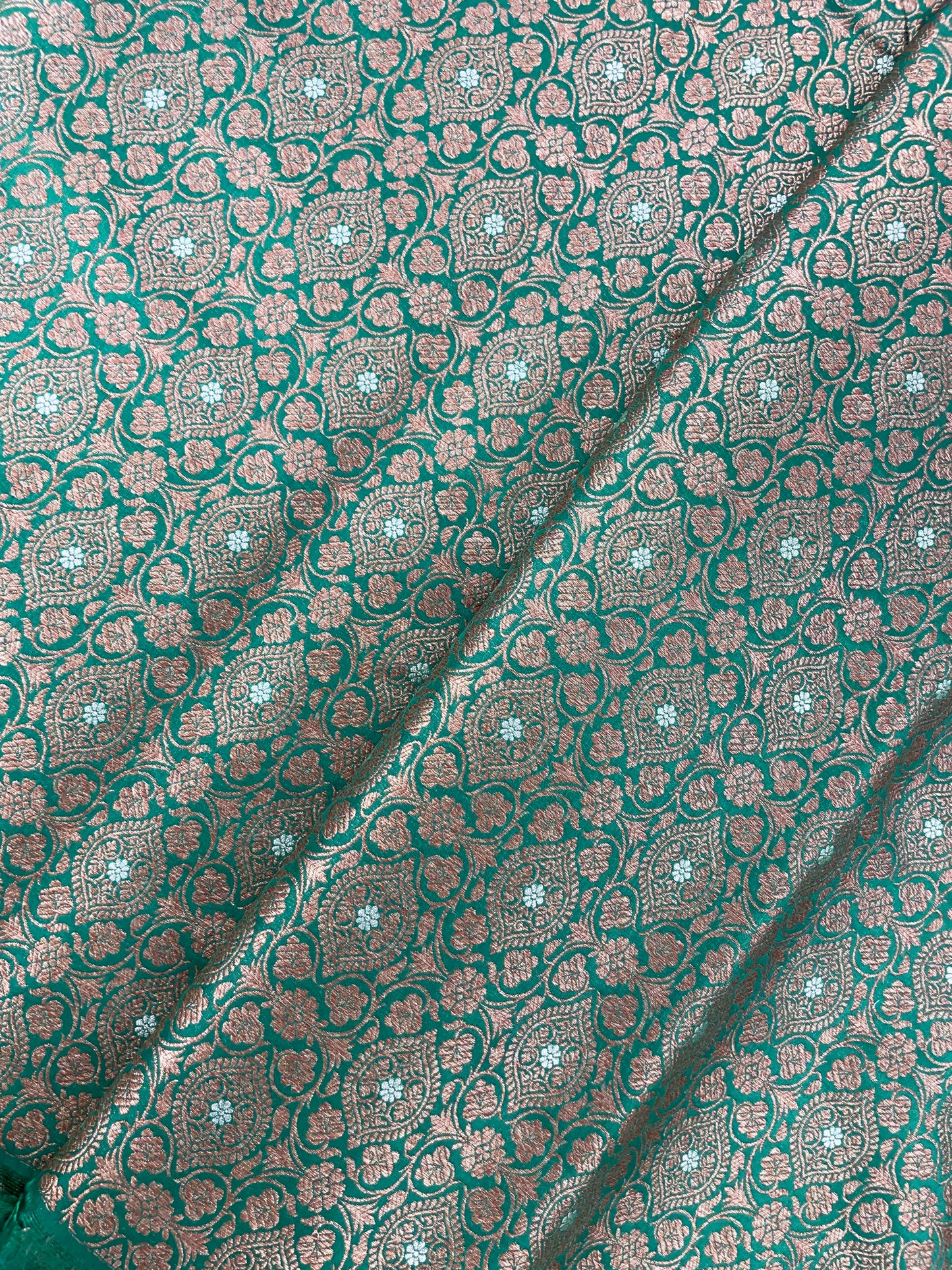 Excellent Elegant Marvelous Floral Zari Weaving On Pure Banarasi Kimkhwab Fabric