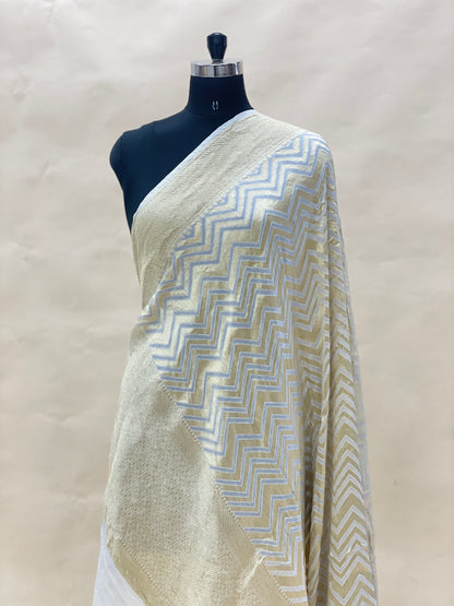 Adorable Pleasant Ethnic Zig Zag Zari Work On Munga Dupatta