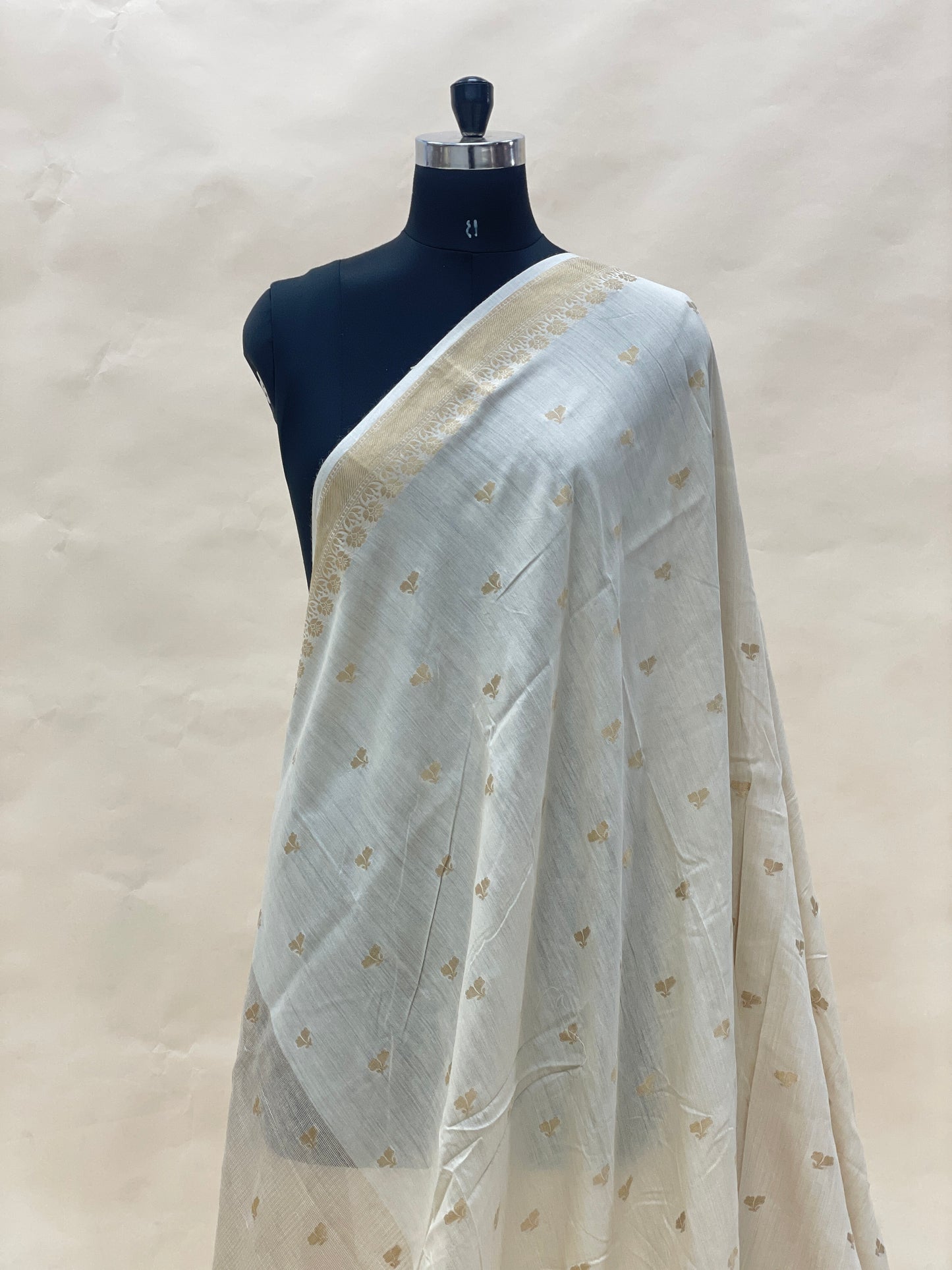 Premium Attractive Golden Zari Flower Butti Work On Munga Dupatta