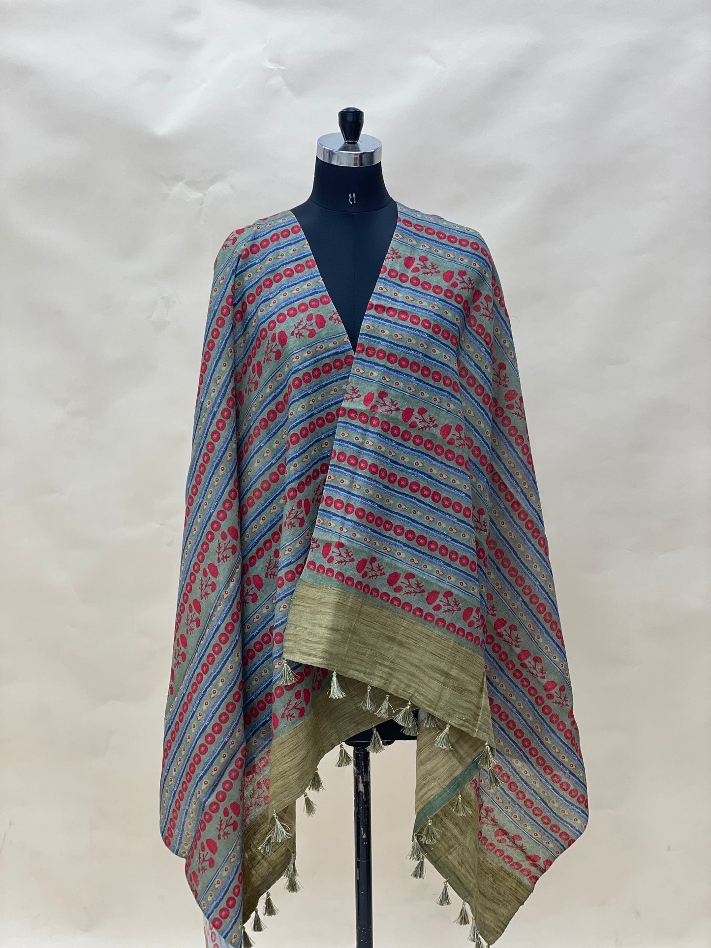 Attractive Beautiful Lining Print With Hanging Tassels On Munga Tussar Dupatta