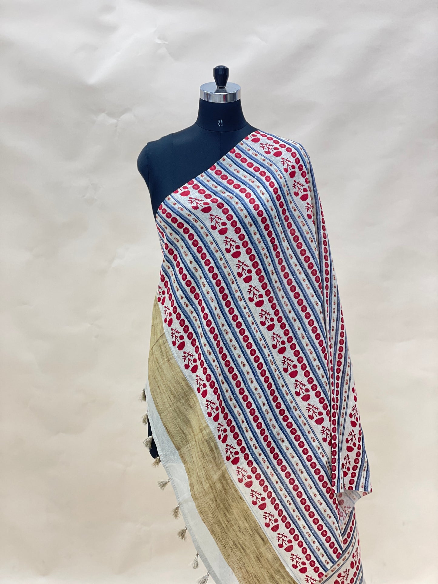 Attractive Beautiful Lining Print With Hanging Tassels On Munga Tussar Dupatta