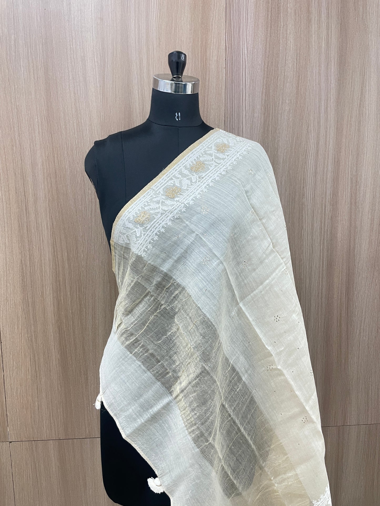 Exclusive Luxurious Ethnic Thread Embroidery On Border With Zari And Mukesh Work On Pure Munga Dupatta