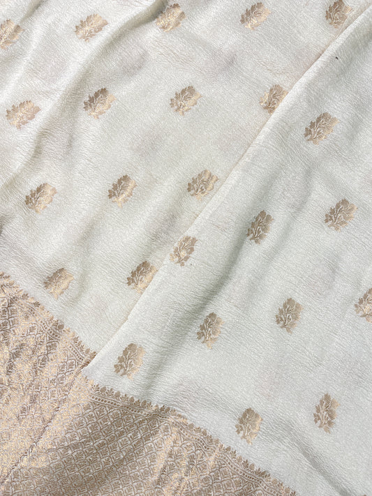 Eye Catching Glorious Traditional Zari Butti Weaving And Heavy Border On Pure Munga Silk Fabric