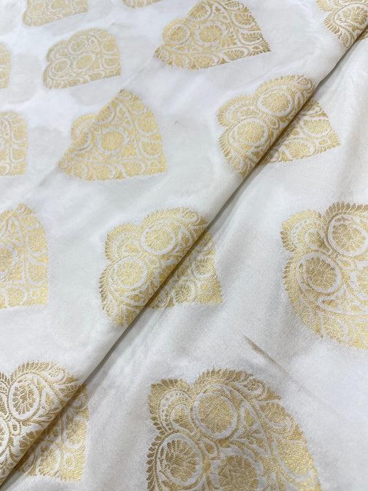 Delightful Premium Big Leafy Silk Jacquard Work With Zari Weaving On White Dyeable Banarasi Fabric