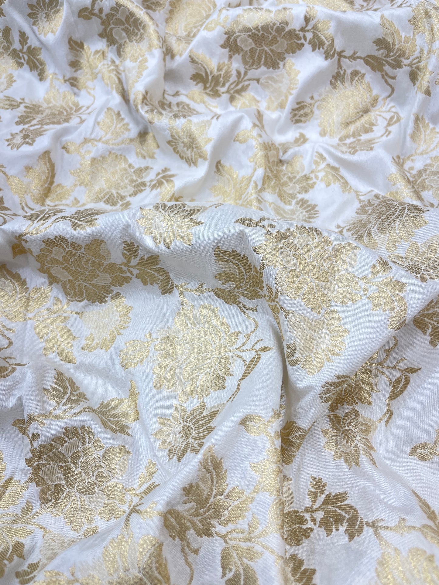 Attractive Pretty Floral Silk Jacquard Work With Zari Weaving On White Dyeable Banarasi Fabric