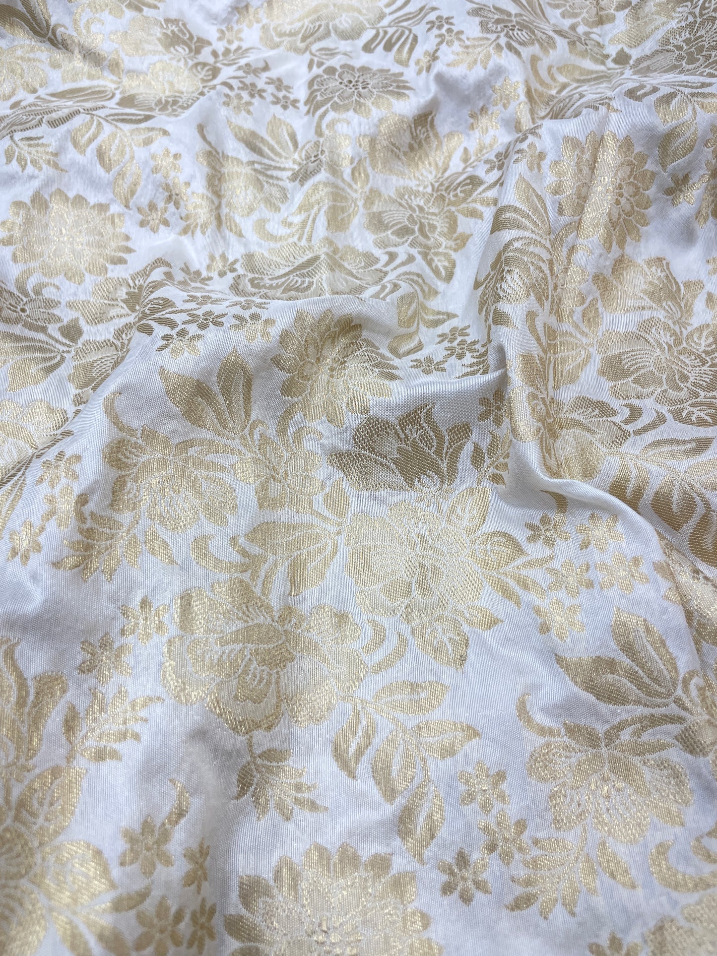 Minimal Dainty Floral Silk Jacquard Work With Zari Weaving On White Dyeable Banarasi Fabric